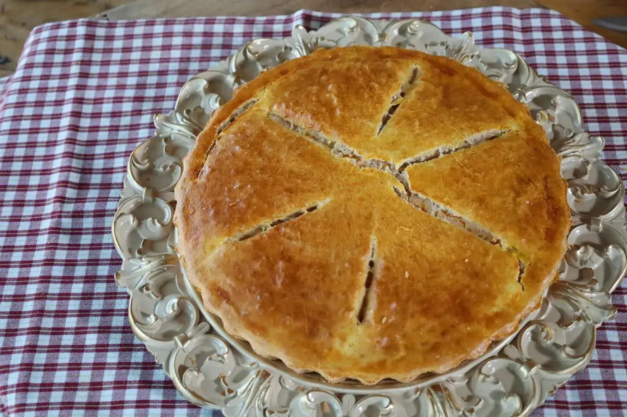 Torta salata dorata, pronta per essere gustata. Il tempo di cottura in forno ventilato &egrave; stato perfetto.