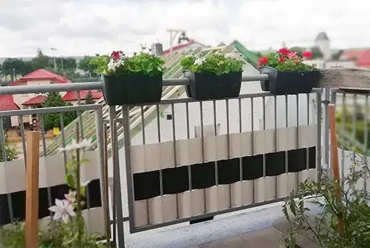 r&oacute;żne style osłon balkonowych w bloku