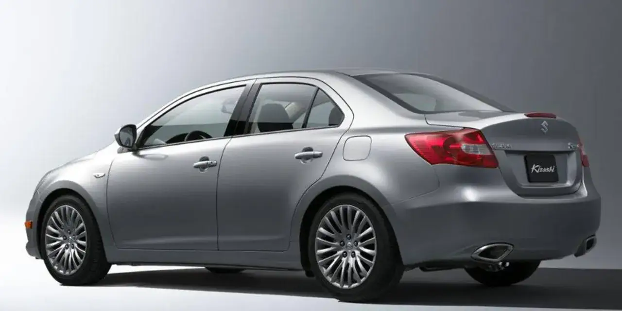 Silver Suzuki Kizashi sedans bakifrån, med fokus på bakljus och fälgar.