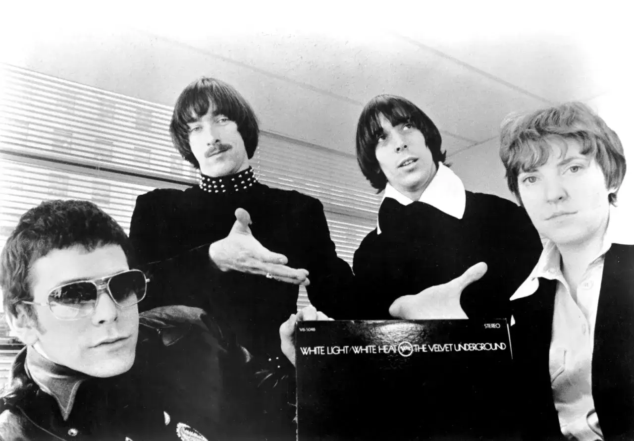 Les membres de The Velvet Underground posent avec leur album
