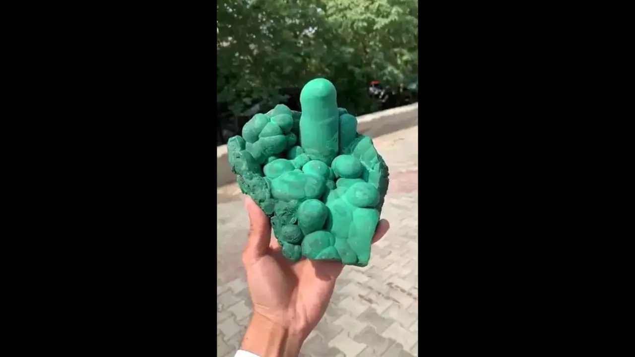 Un esemplare di malachite dalle incredibili proprietà, con cristalli botrioidali e una forma che ricorda un pugno.