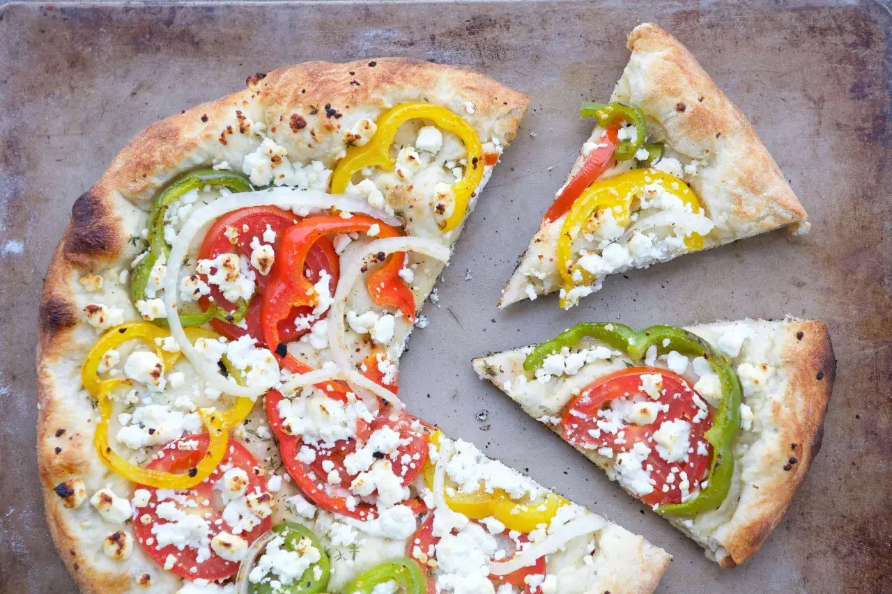 Pizza na diecie z fetą, pomidorami i kolorową papryką. Lekka i pyszna alternatywa dla tradycyjnej pizzy.