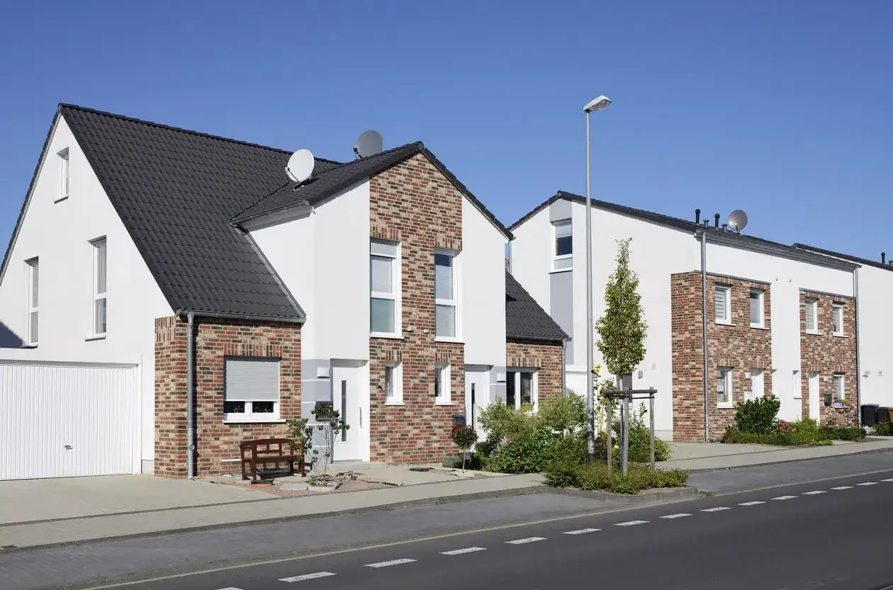 Moderne Reihenh&auml;user mit Klinkerakzenten. Ein Bieterverfahren k&ouml;nnte hier f&uuml;r den Verkauf der H&auml;user genutzt werden, um den besten Preis zu erzielen.