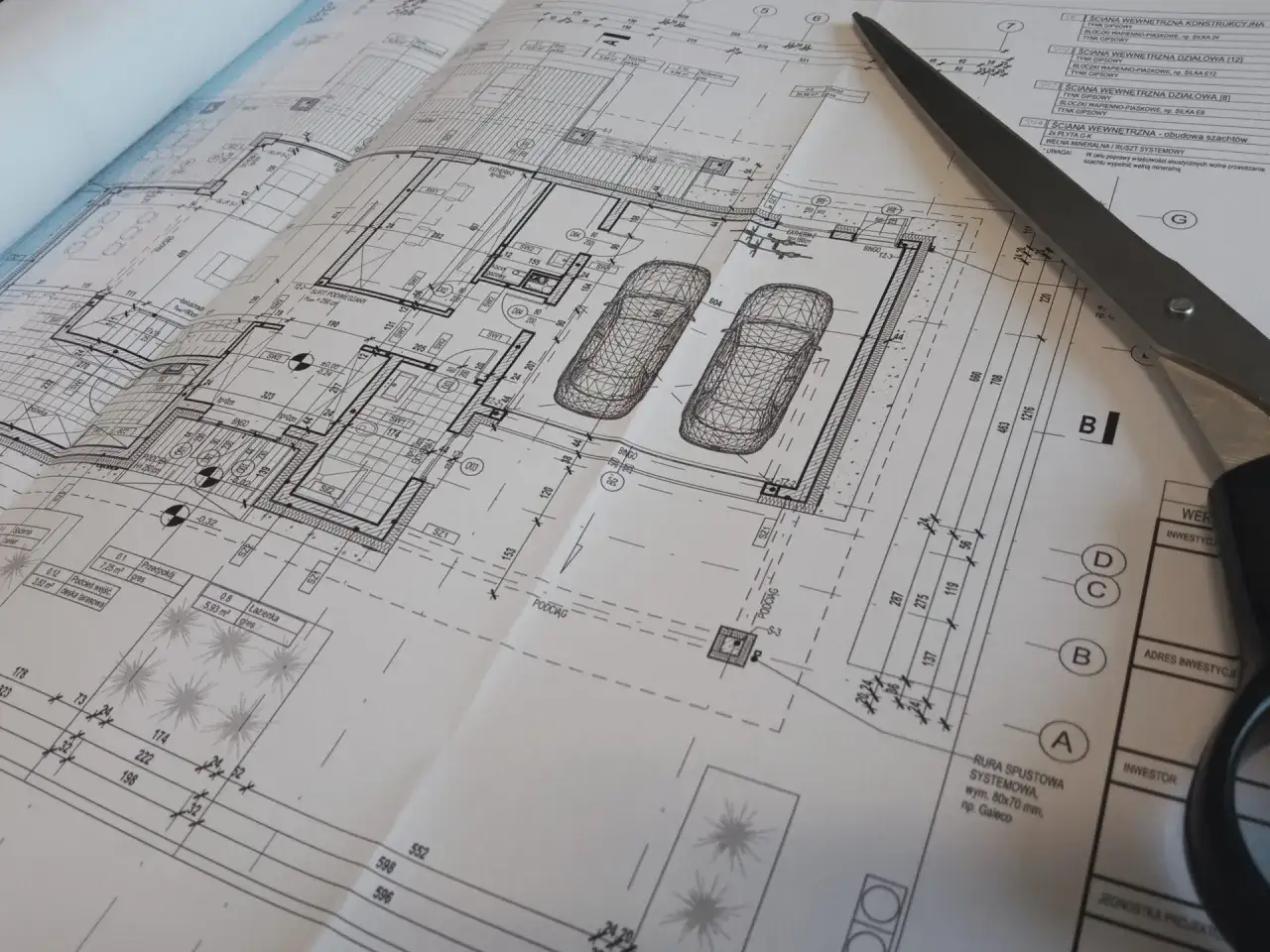 Projekt architektoniczno budowlany z widokiem na garaż i detale techniczne.