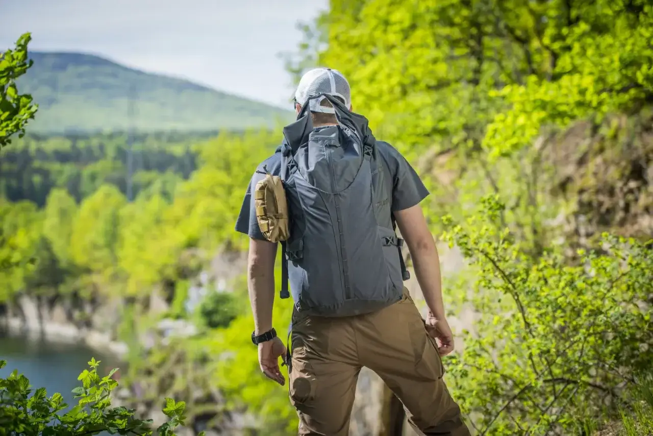 Mężczyzna w kurtce z membraną Gore-Tex na letniej wędrówce. Czy warto kupować kurtkę z membraną Gore-Tex na letnie wędrówki?