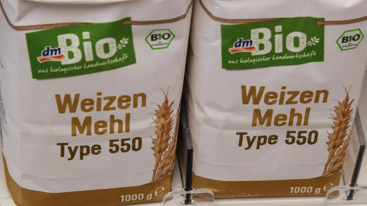 Zwei S&auml;cke Bio-Weizenmehl Type 550, ideal als Allzweckmehl f&uuml;r vielf&auml;ltige Backideen.