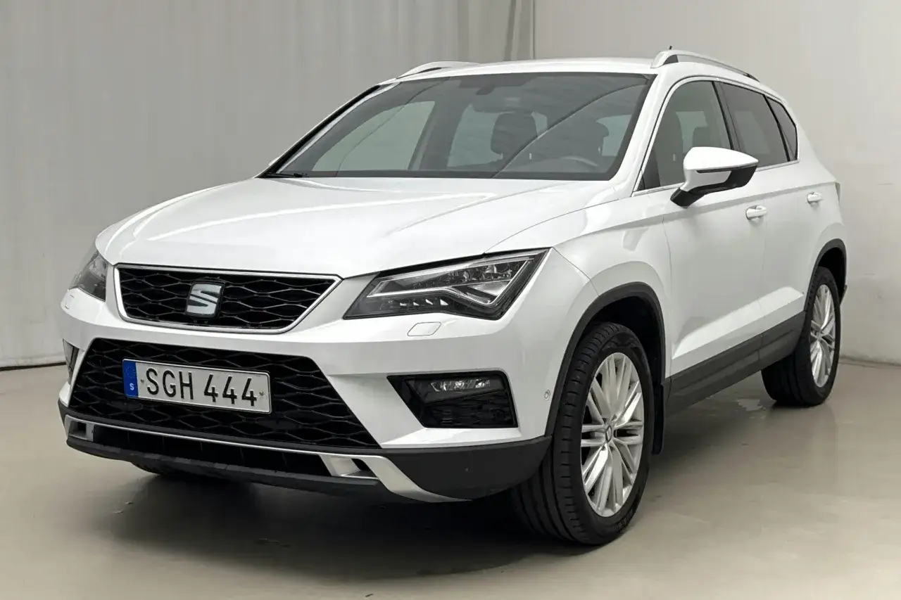 Vit Seat Ateca redo f&ouml;r en provk&ouml;rning. Denna SUV &auml;r redo att m&ouml;ta v&auml;garna.