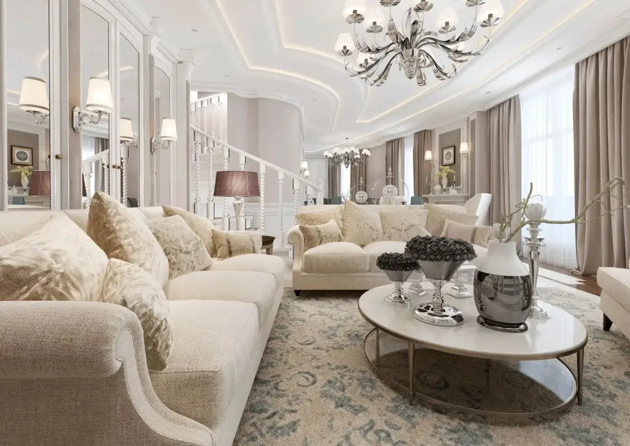 Elegancki salon w stylu glam z jasnymi sofami, lustrzanymi panelami i kryształowym żyrandolem.