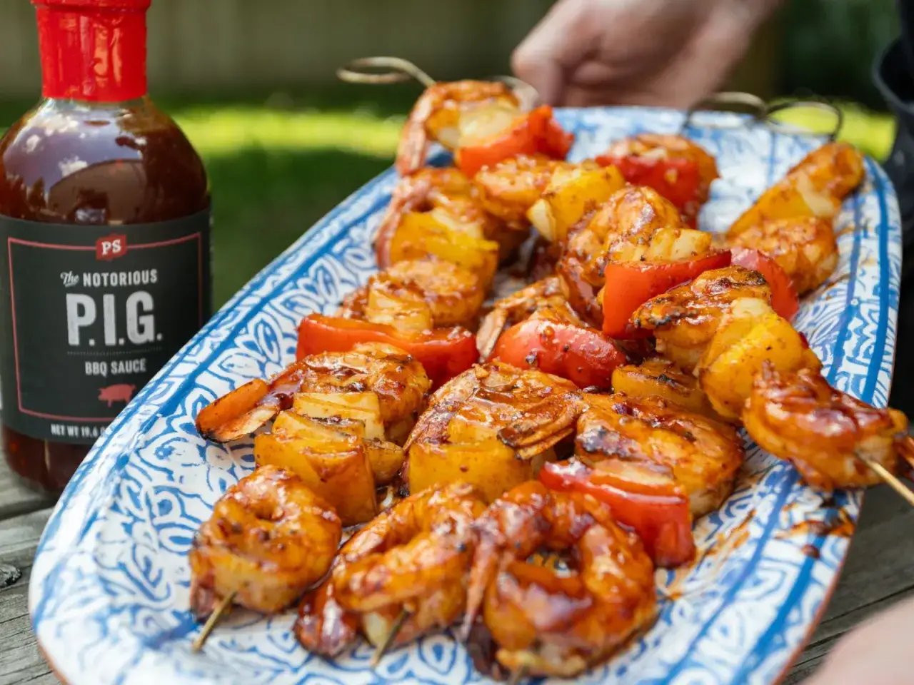 Brochettes de crevettes et poivrons rouges, nappées d'une sauce barbecue