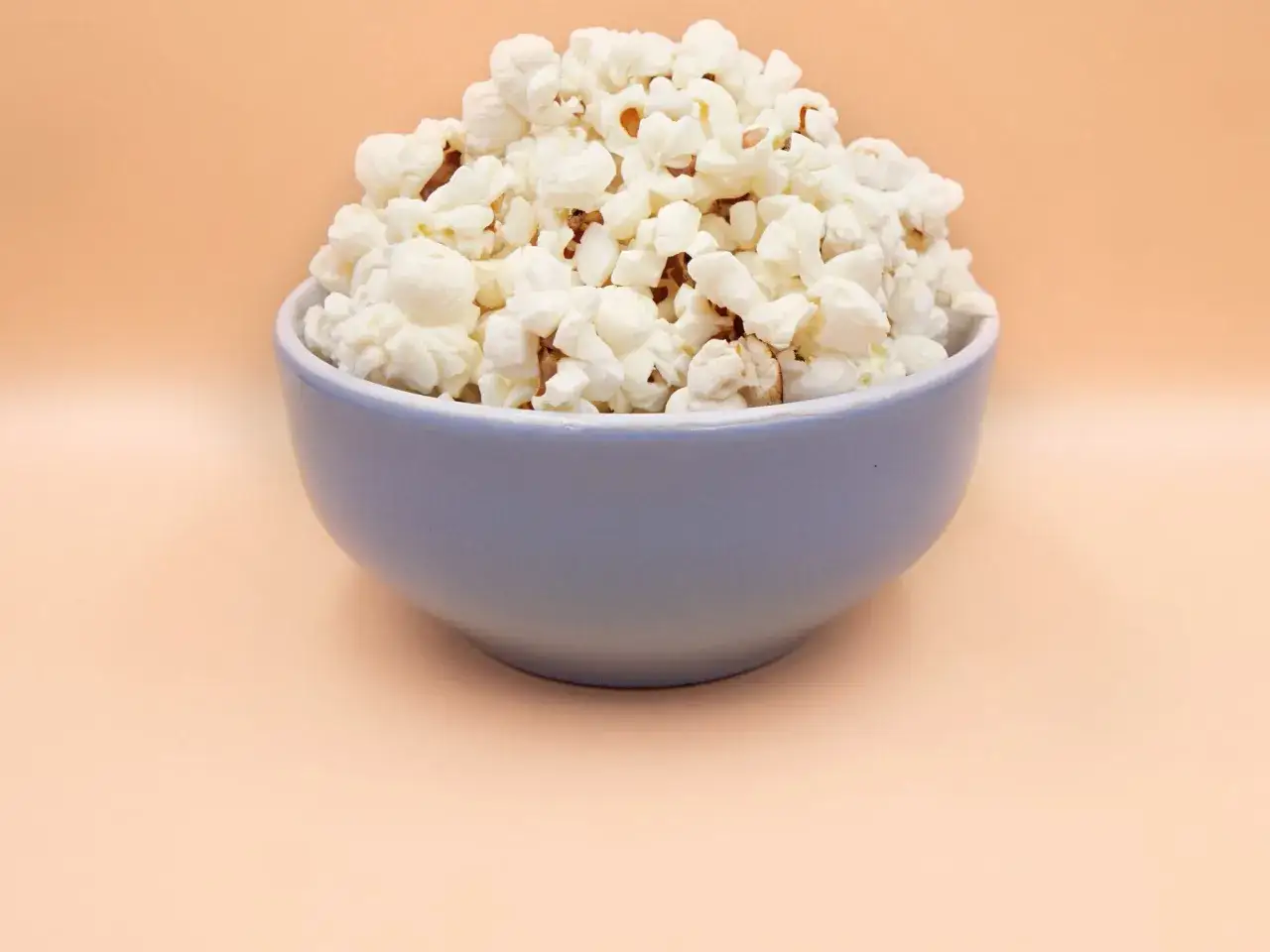 Misternie ułożony popcorn w misce. Czy popcorn jest lekkostrawny? To zależy od sposobu przygotowania, ale sam w sobie jest dobrym źródłem błonnika.
