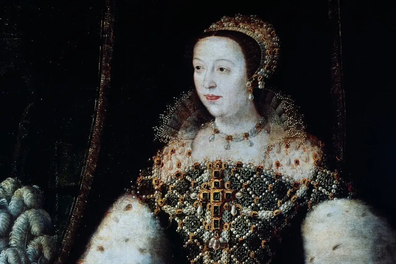 Portrait de Catherine de Médicis jeune, parée de bijoux et de fourrure, le regard tourné vers la droite.