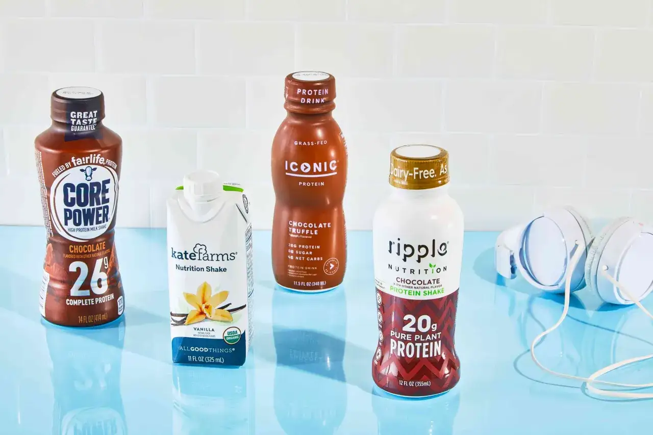Verschiedene Proteinshakes, ideal für proteine zum abnehmen. Ein Schokoladen-Shake von Core Power, ein Vanille-Shake von Kate Farms, ein Schokoladen-Truffle-Shake von Iconic und ein Schokoladen-Shake von Ripple.