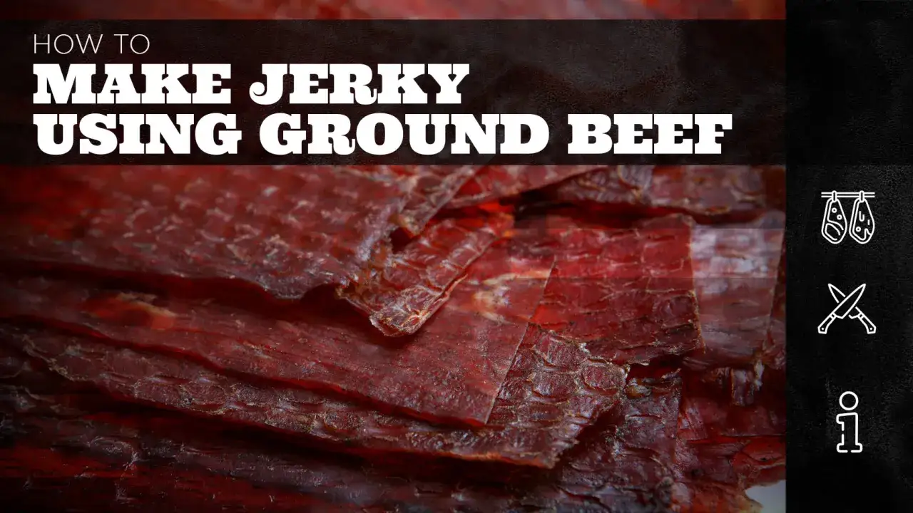 Anleitung, wie man Beef Jerky selber machen kann. D&uuml;nne, getrocknete Scheiben aus Hackfleisch liegen &uuml;bereinander.