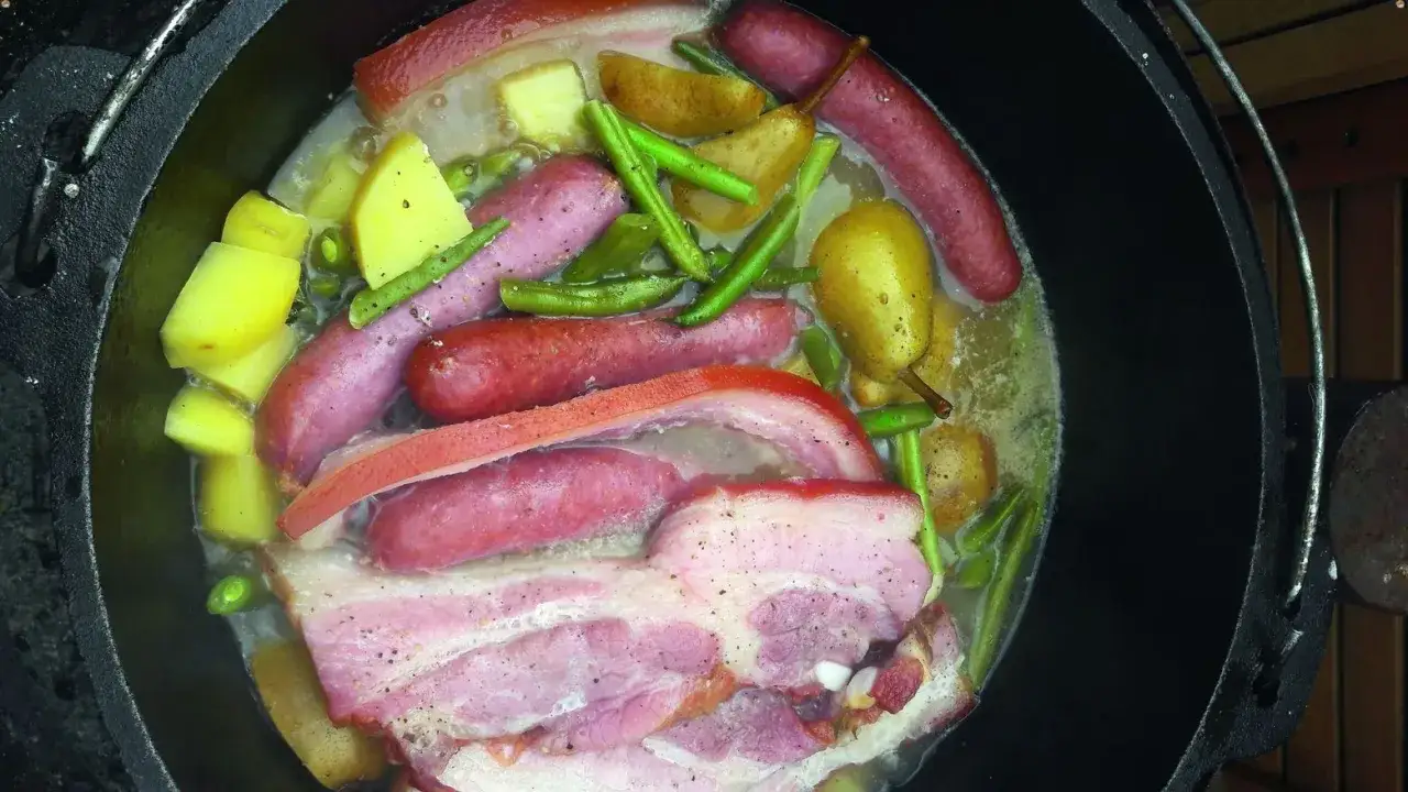Ein deftiger Eintopf mit Kartoffeln, Würstchen, grünen Bohnen und Speck. Ein herzhaftes Gericht, das an Birnen, Bohnen und Speck erinnert.