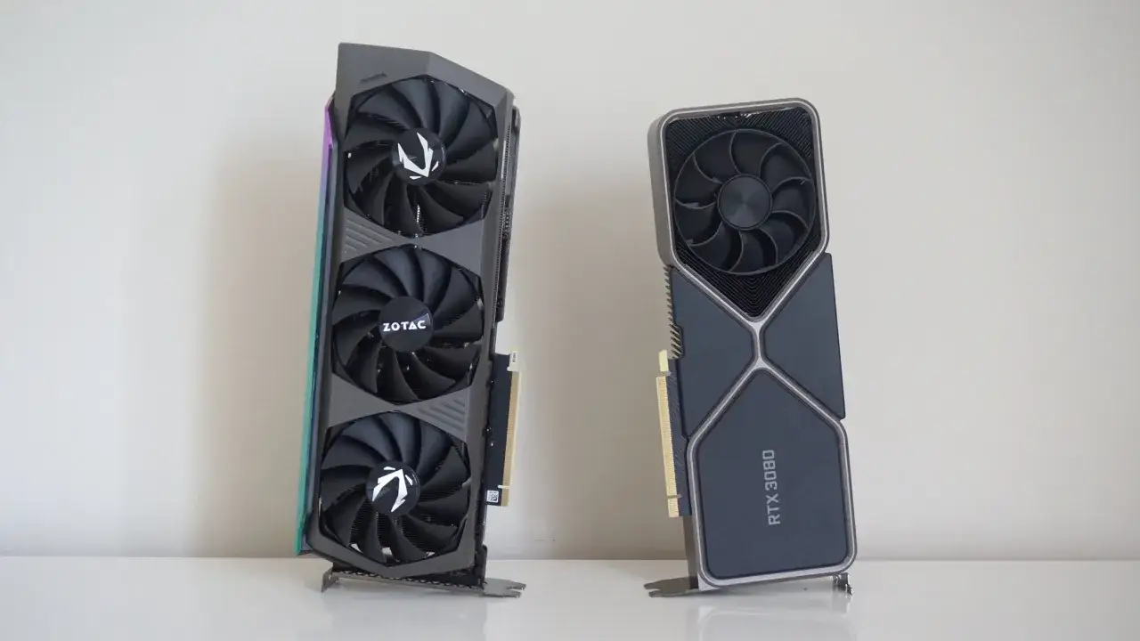 Zwei Grafikkarten nebeneinander: links eine Zotac mit drei L&uuml;ftern und RGB-Akzenten, rechts eine RTX 3080 Ti im Referenzdesign.