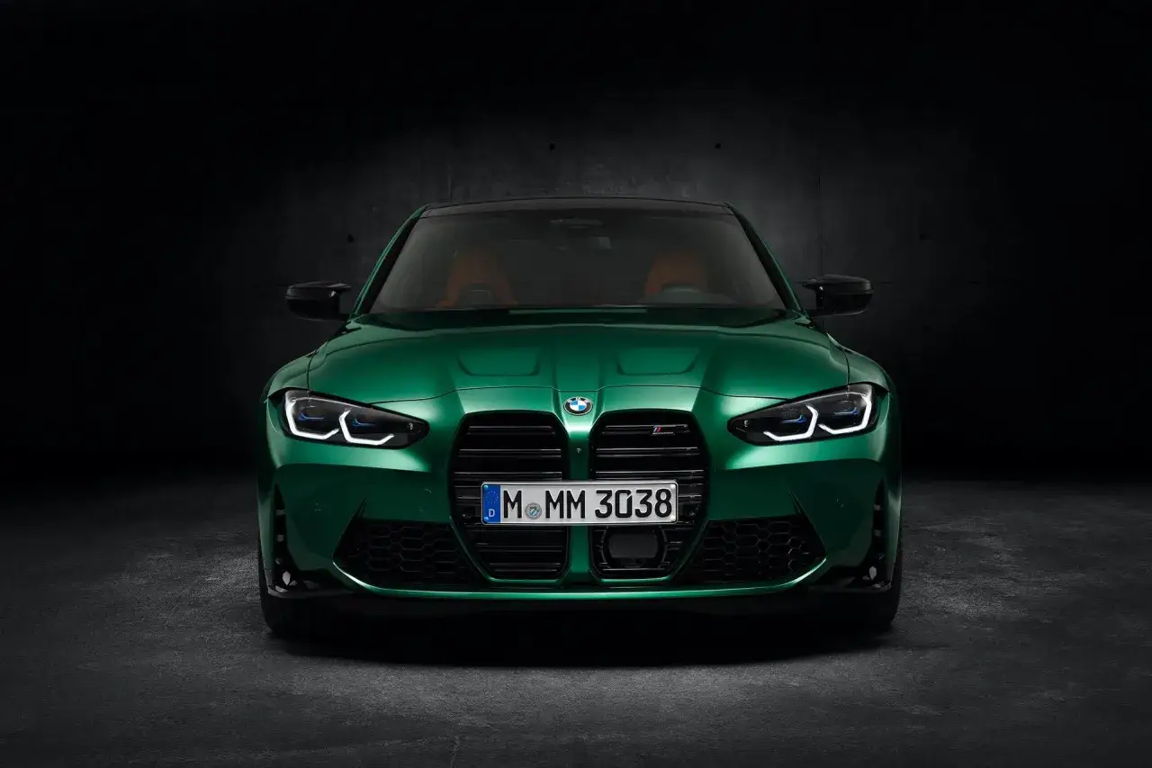 Gr&uuml;ner BMW M3 Competition mit orangefarbenen Ledersitzen, bereit f&uuml;r die n&auml;chste Herausforderung.