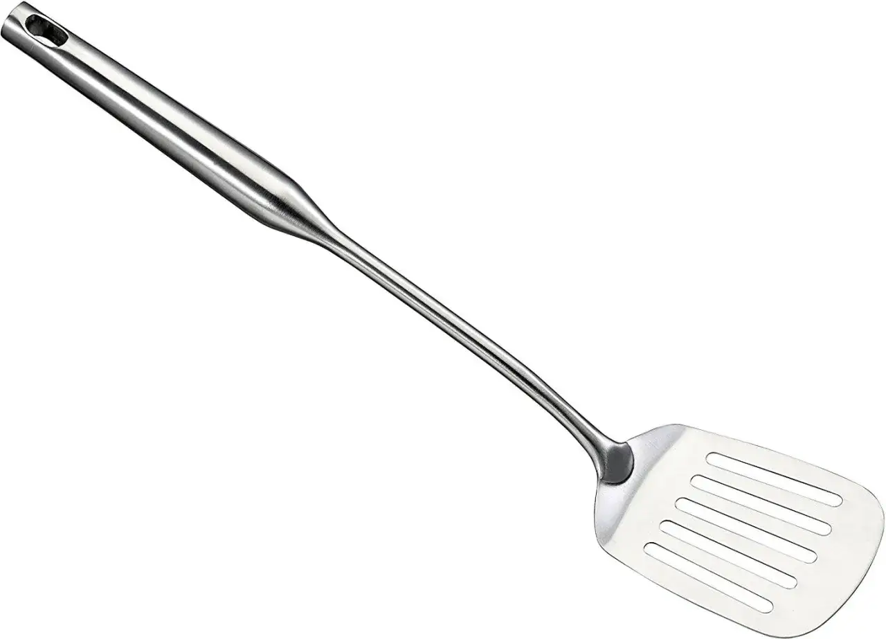 Elegancka, metalowa łopatka na grilla z otworami, idealna do obracania potraw.