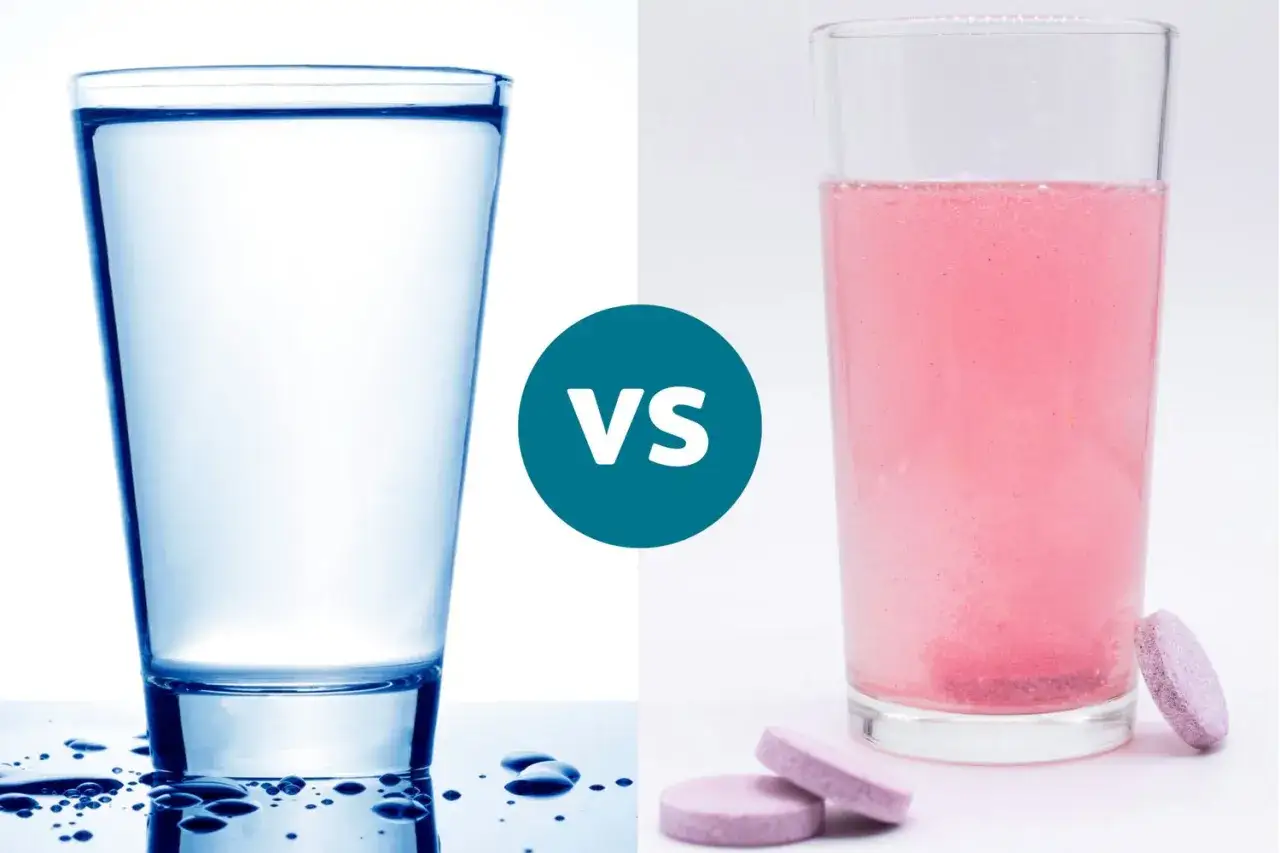 Glas med vatten vs. glas med rosa dryck som l&ouml;ser upp sig, redo att dricka elektrolyter.
