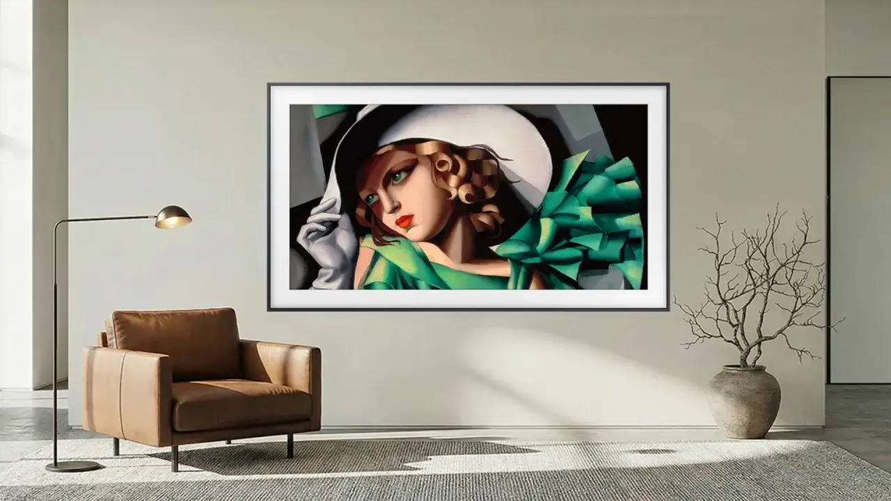 Obraz z wystawy Tamara Łempicka: portret kobiety w białym kapeluszu i zielonej sukni, z zielonymi akcentami.