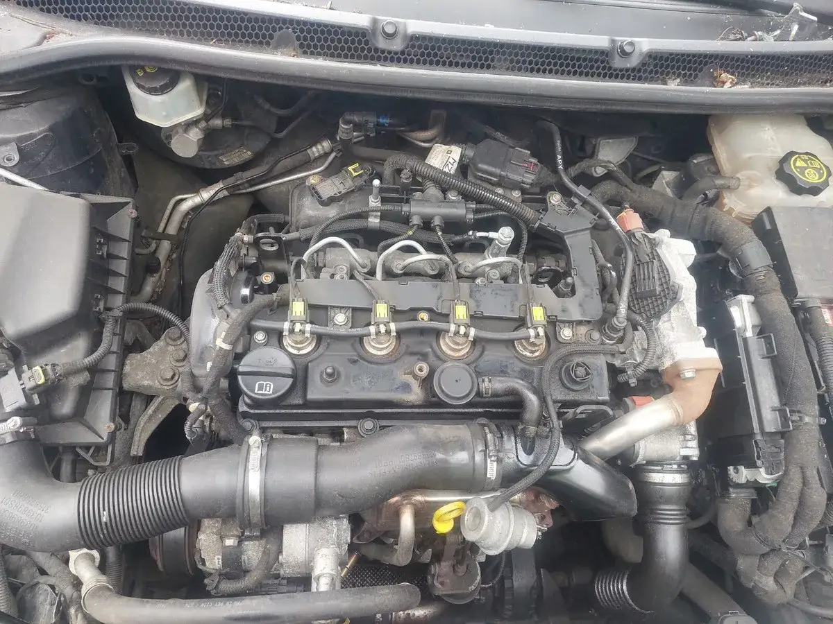 Motor de Opel Astra 1.7 CDTI 110CV. Se aprecian inyectores, turbo y manguitos.