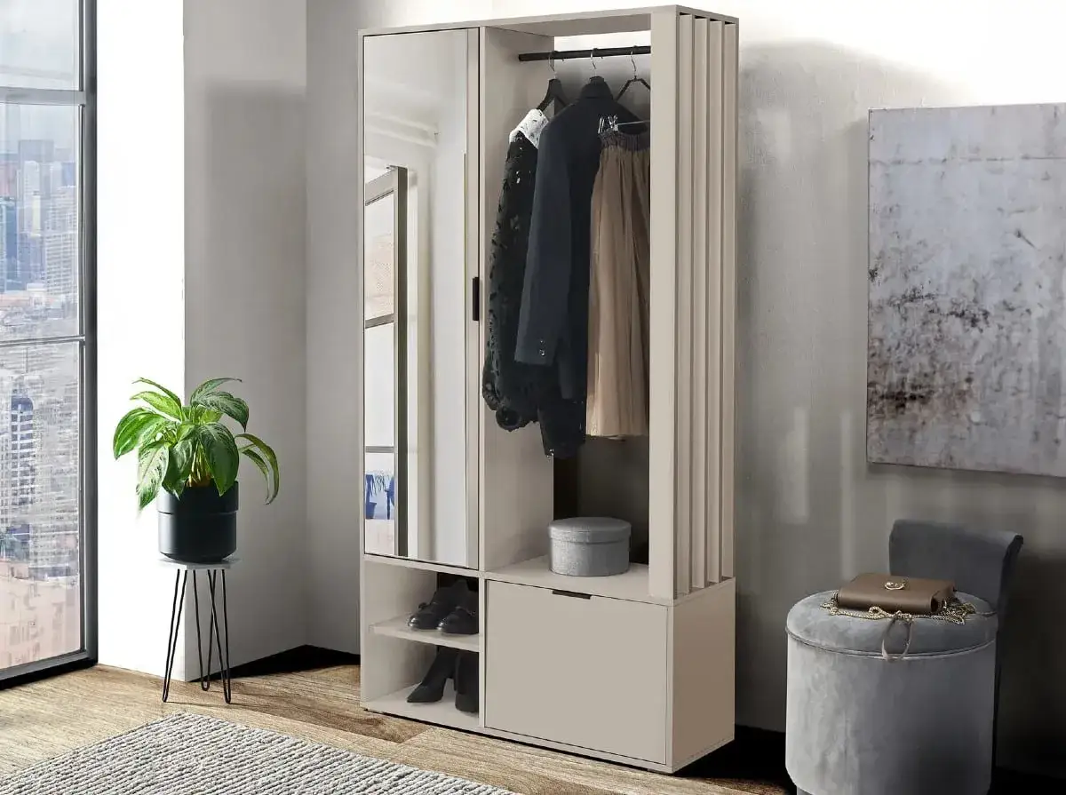 Stilren hallmöbel med spegeldörr och klädhängare. Smart hallmöbler förvaring med hyllor och låda för skor och accessoarer.
