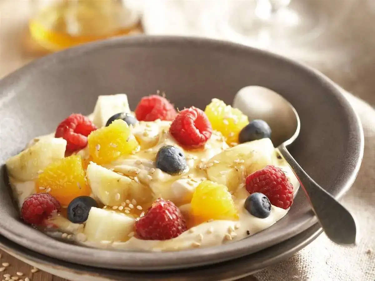 Un taz&oacute;n de yogur con frambuesas, ar&aacute;ndanos, naranja y pl&aacute;tano. Es bueno comer fruta por la noche, &iexcl;especialmente as&iacute; de deliciosa!