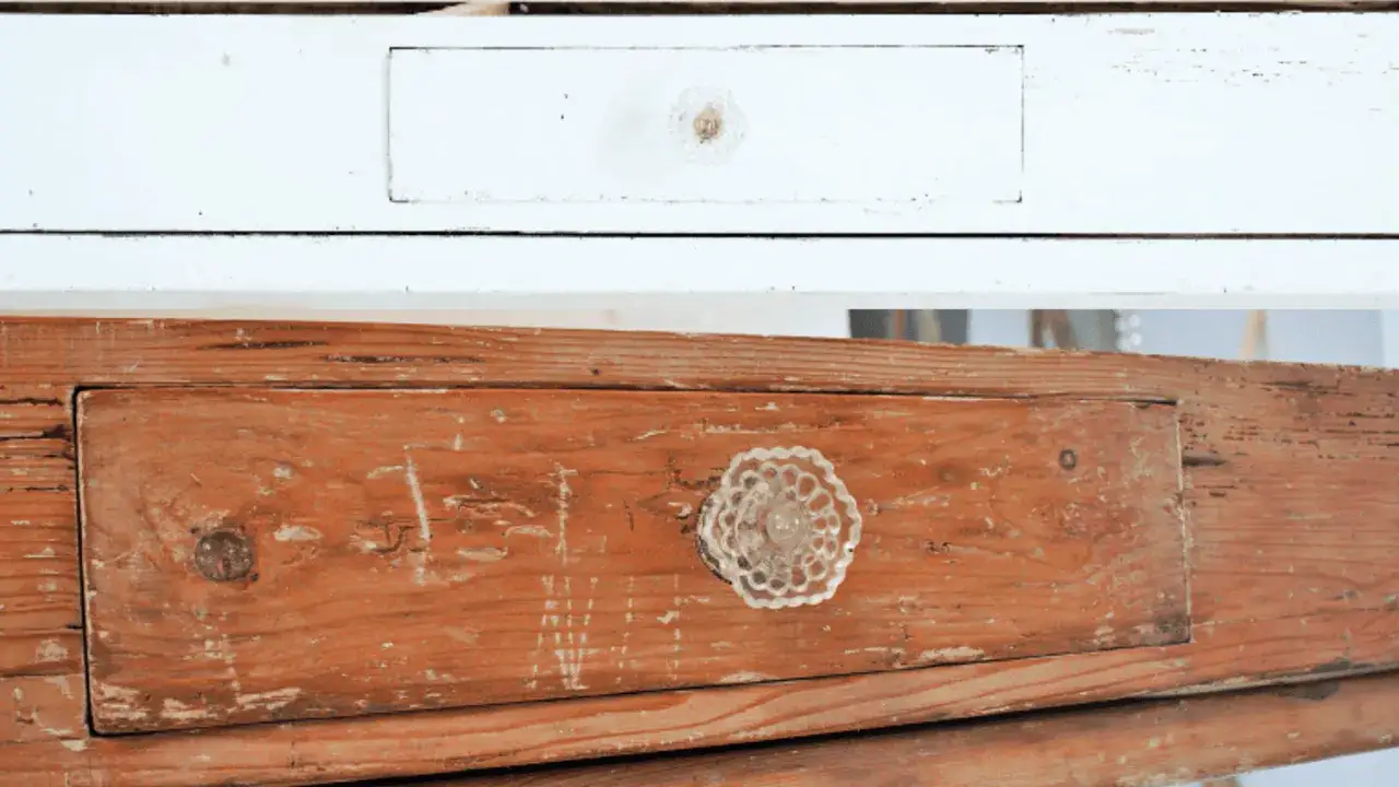 Prima e dopo: un mobile in legno da sverniciare, con un cassetto grezzo e uno dipinto di bianco.