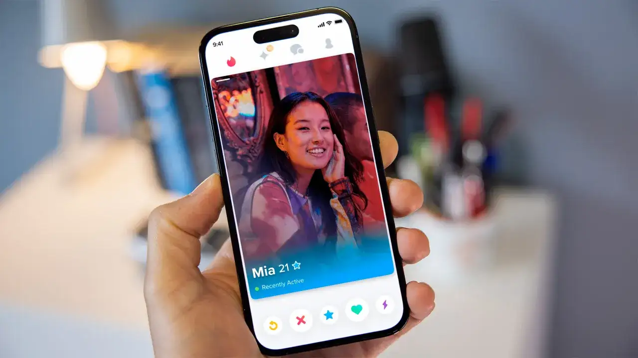 Telefon z aplikacją randkową. Widoczne tinder oznaczenia: zdjęcie Mii, wiek 21, status 