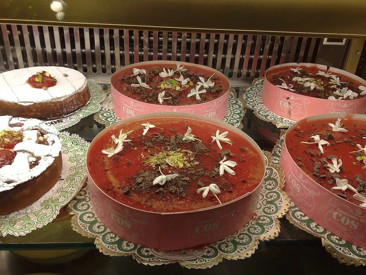 Torte rosse decorate con fiori bianchi e scaglie di cioccolato, un delizioso gelo di anguria.