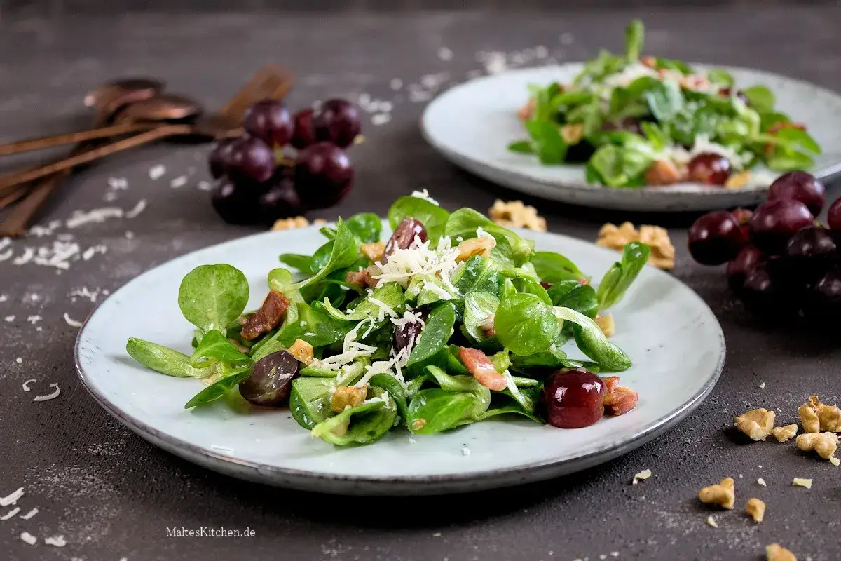 Ein köstliches Feldsalat Rezept mit Trauben, Walnüssen und Käse. Perfekt für einen leichten Genuss.