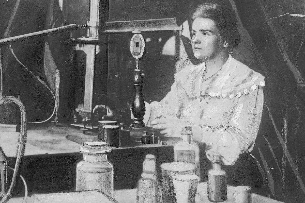 Maria Skłodowska-Curie w laboratorium, otoczona aparaturą i butelkami. Informacje o jej pracy naukowej są fascynujące.