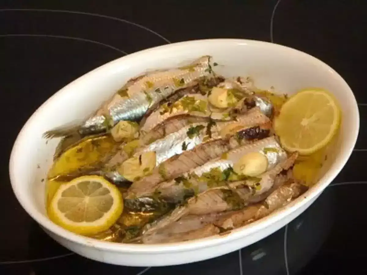 Deliciosas sardinas al horno con limón, ajo y perejil, listas para disfrutar.