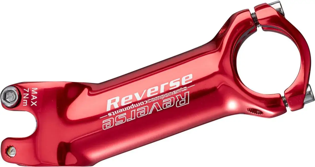 Czerwony mostek rowerowy marki Reverse z oznaczeniem MAX 7Nm.