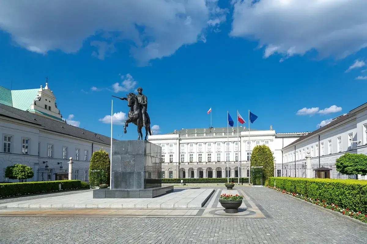 Pomnik konny przed Pałacem Prezydenckim. Tu zapadały decyzje o tym, ile trwa kadencja prezydenta.