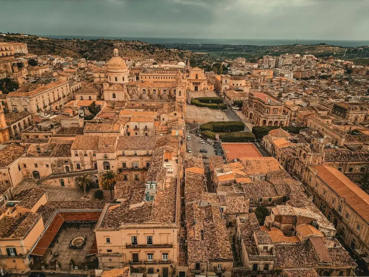 Vista a&eacute;rea de Noto, Sicilia, con sus edificios barrocos y tejados de terracota. El mejor de Sicilia, un paisaje urbano que cautiva.