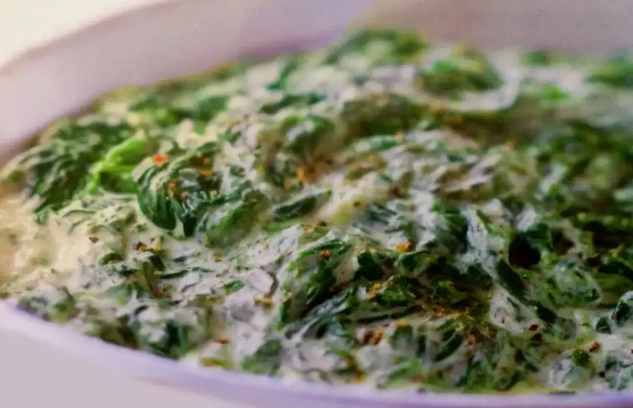 Un plat réconfortant d'épinards à la crème, parsemé d'épices.