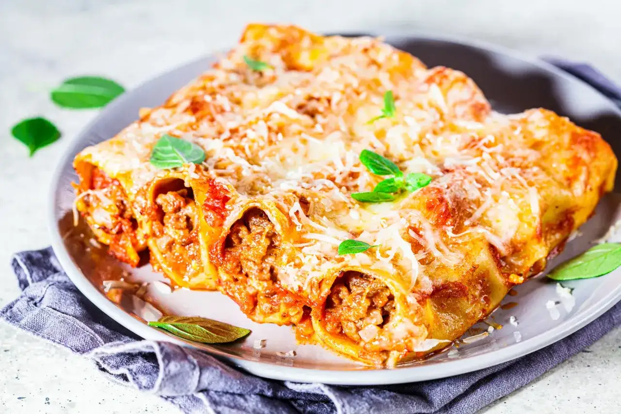 Cannelloni viande g&eacute;n&eacute;reusement garnis, gratin&eacute;s au fromage et d&eacute;cor&eacute;s de feuilles de basilic frais. Un plat r&eacute;confortant pr&ecirc;t &agrave; &ecirc;tre d&eacute;gust&eacute;.