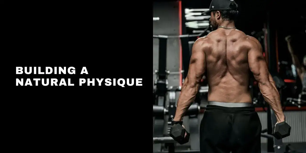 Ein natural bodybuilder mit starkem Rücken und Armen hält Hanteln im Fitnessstudio.