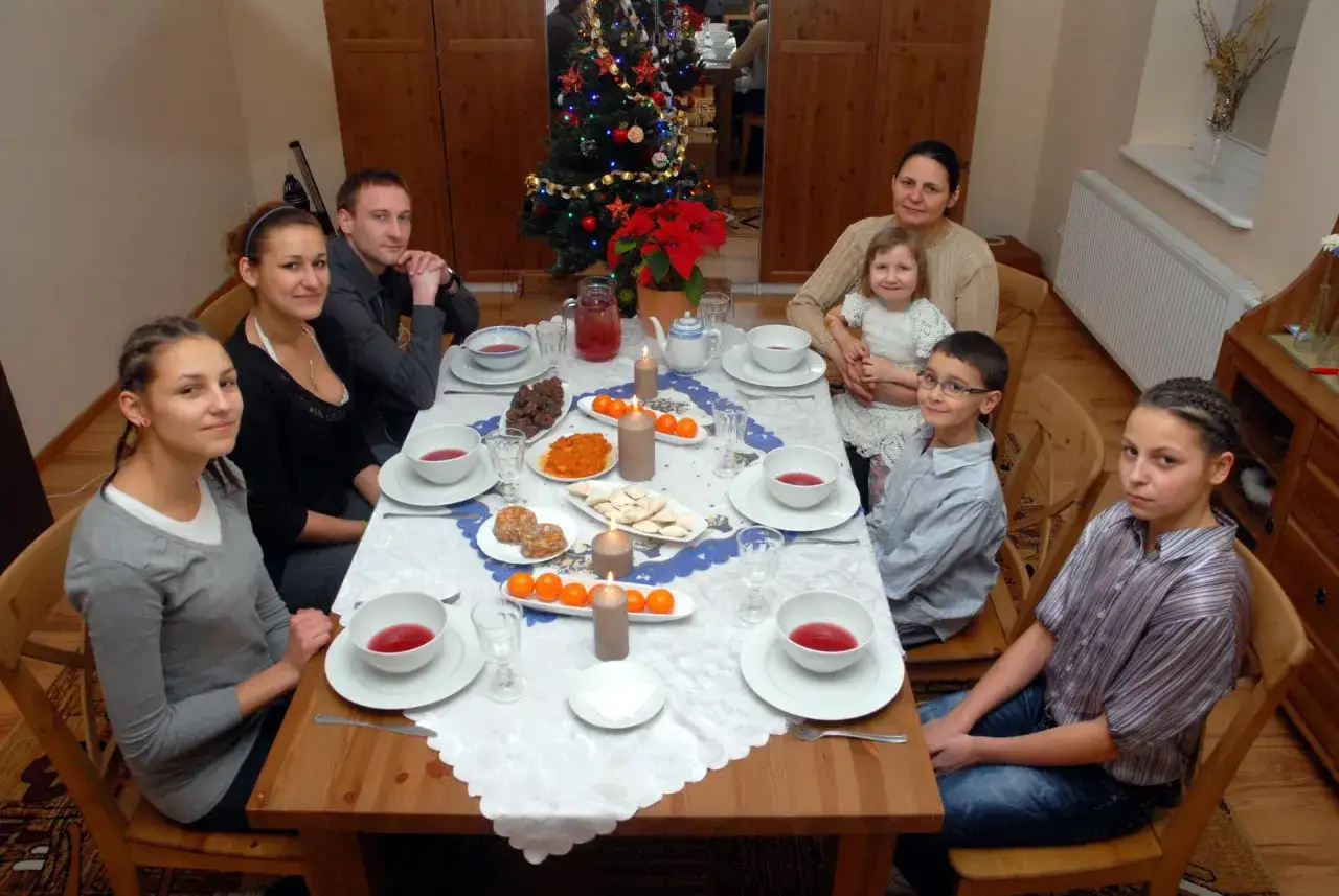 Tradycyjny stół wigilijny z siankiem
