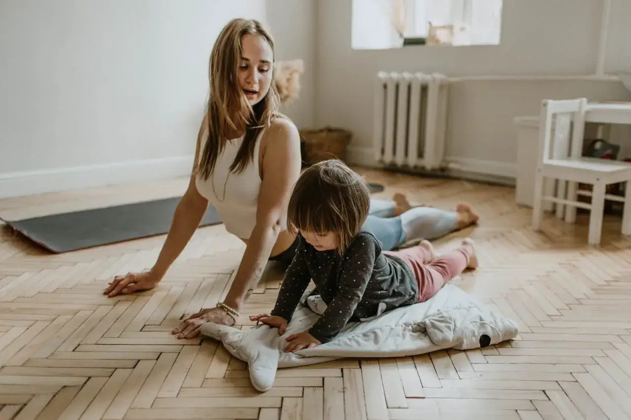 Mama i dziecko ćwiczą jogę. Świetny sposób na to, jak spędzać czas z 10 latkiem, budując więź i dbając o zdrowie.