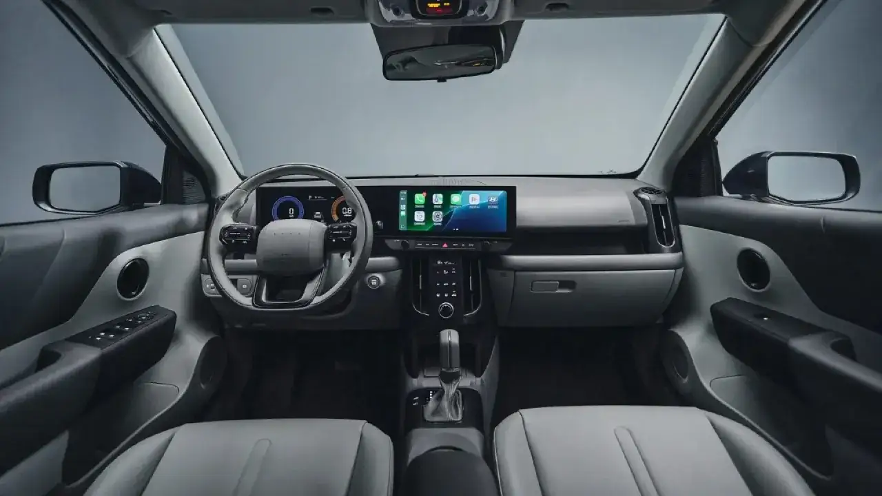 Interior moderno del Hyundai i20, con pantalla t&aacute;ctil central y panel de instrumentos digital. &iexcl;Una prueba de conducci&oacute;n que te encantar&aacute;!