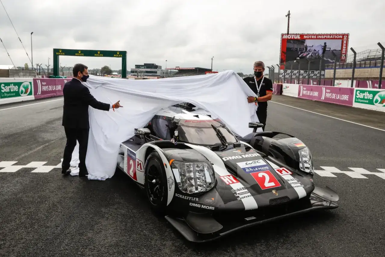 Porsche 919, wyścigowy bolid odsłaniany na torze.