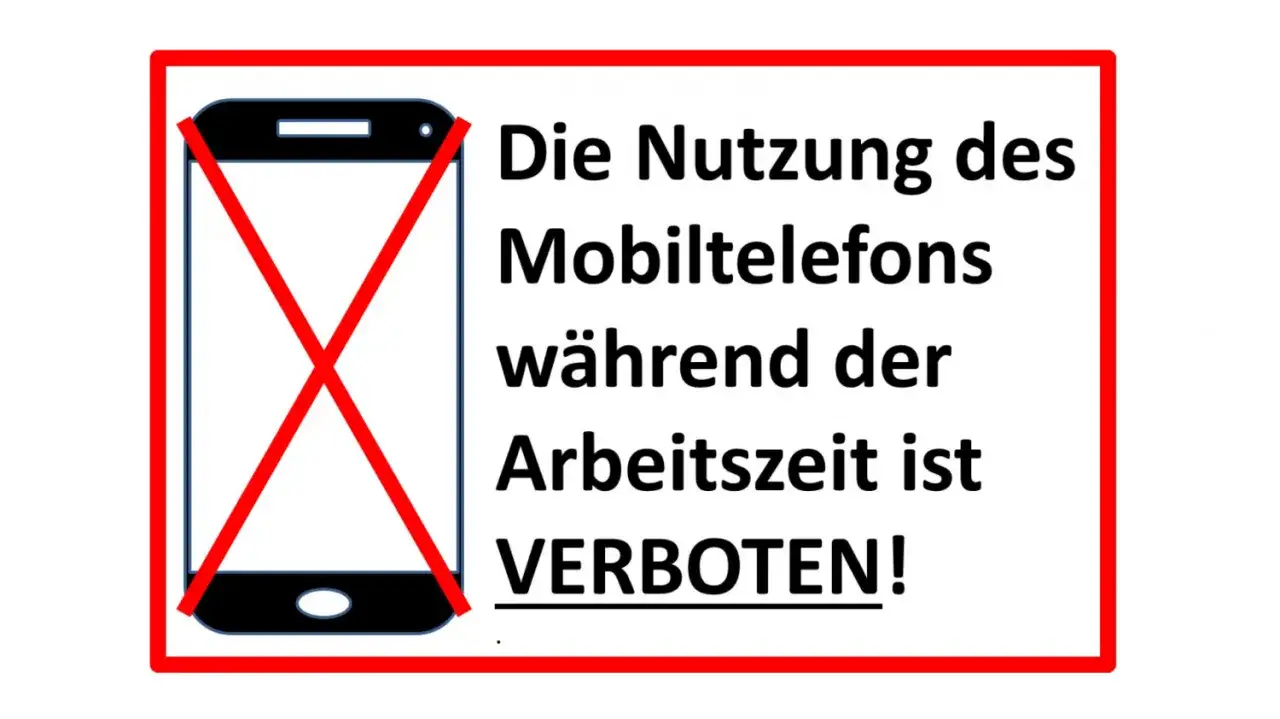 Handyverbot am Arbeitsplatz: Ein Smartphone mit rotem Kreuz zeigt an, dass die Nutzung während der Arbeitszeit untersagt ist.