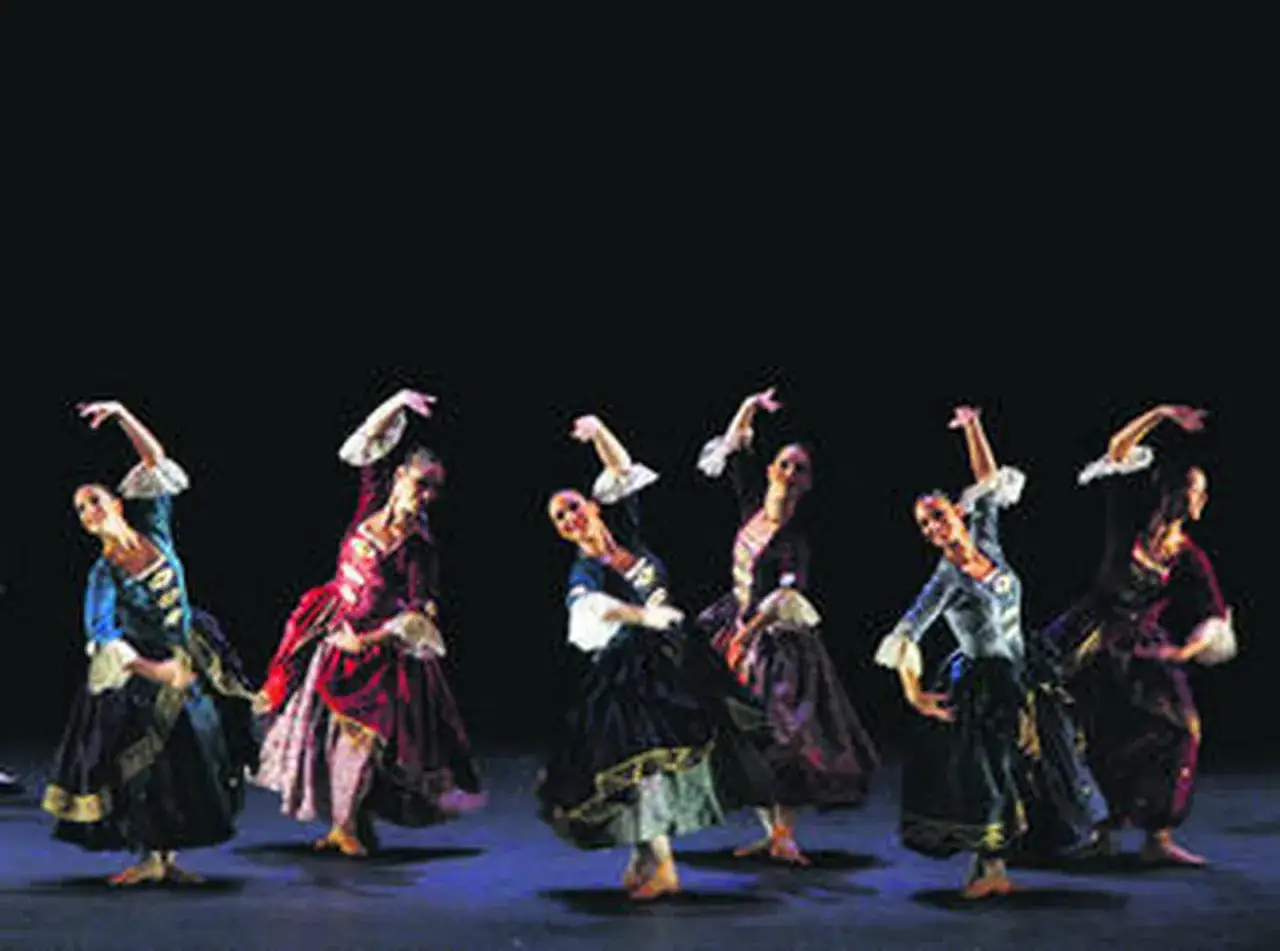 Bailarinas con vestidos de &eacute;poca, como si estuvieran en una escena de 