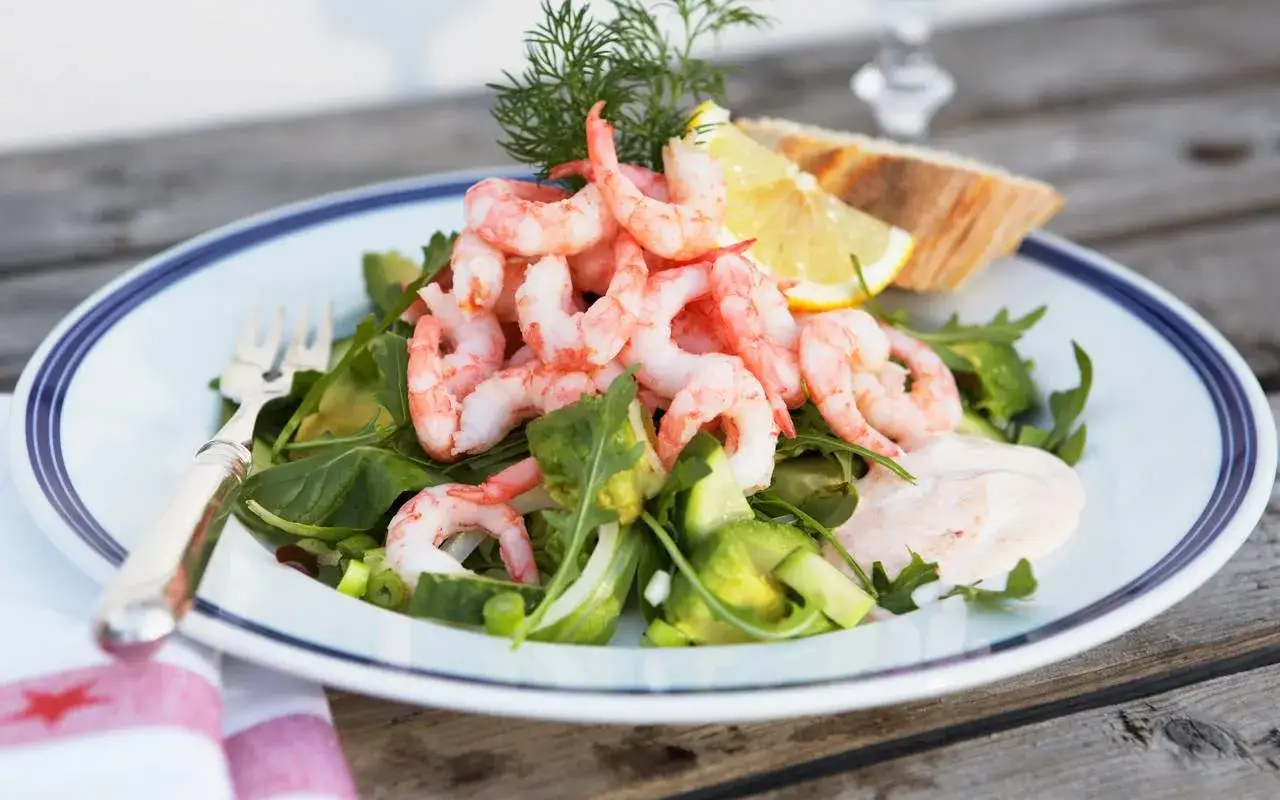 En fräsch räksallad med avokado, grönsaker och en klick Rhode Island-sås. Serveras med bröd och citron.