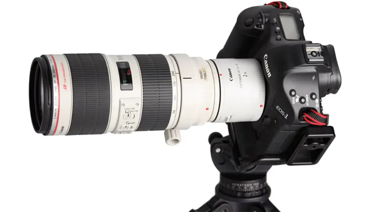 Profesjonalny zestaw Canon z telekonwerterem 2x, obiektywem EF 70-200mm i aparatem EOS-1 na statywie.