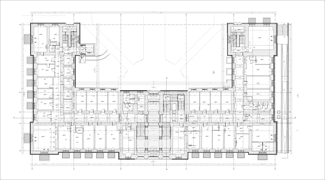 Plan architektoniczny budynku z widokiem z góry. Pokazuje rozmieszczenie pomieszczeń, klatek schodowych i korytarzy. Można tu sprawdzić szerokość elewacji frontowej jak mierzyć.