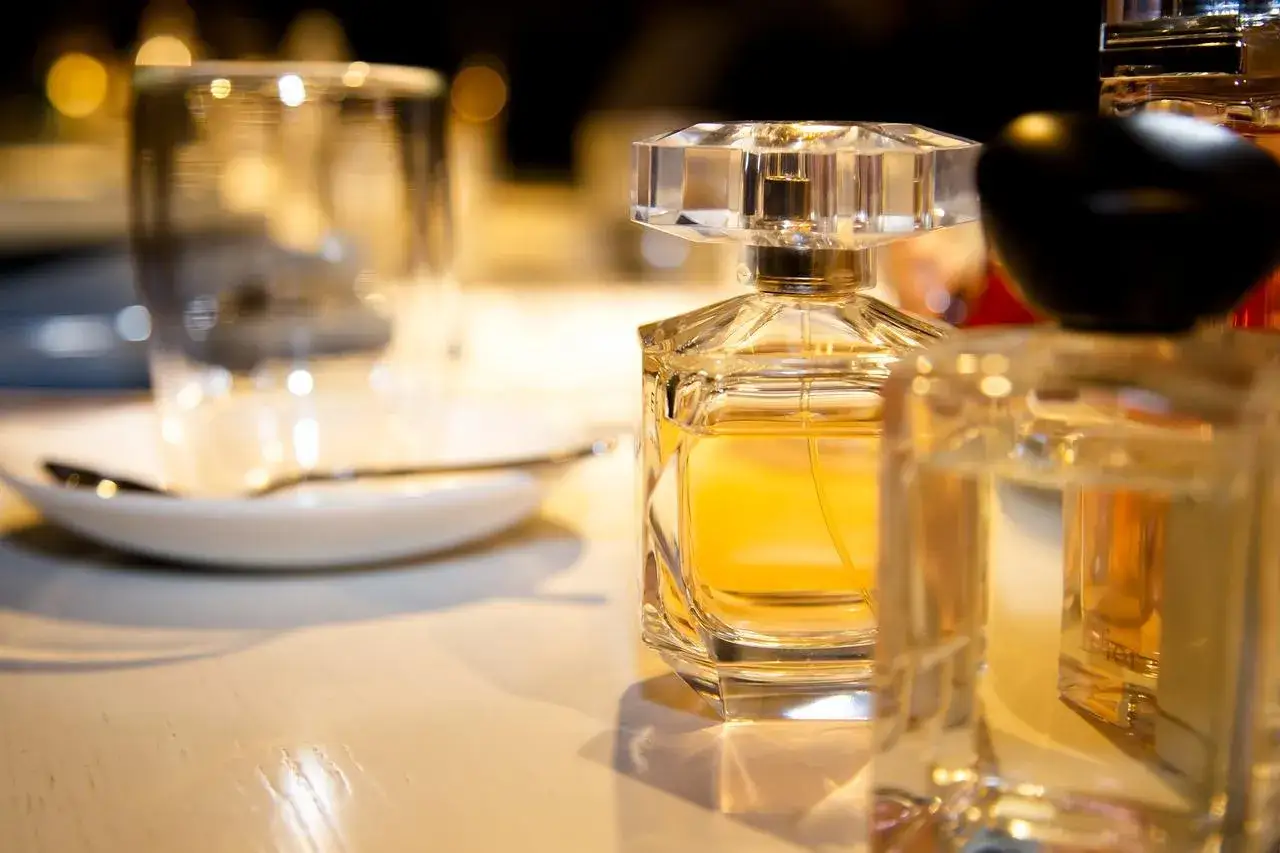 Różne rodzaje perfum: woda kolońska, woda toaletowa, woda perfumowana, perfumy