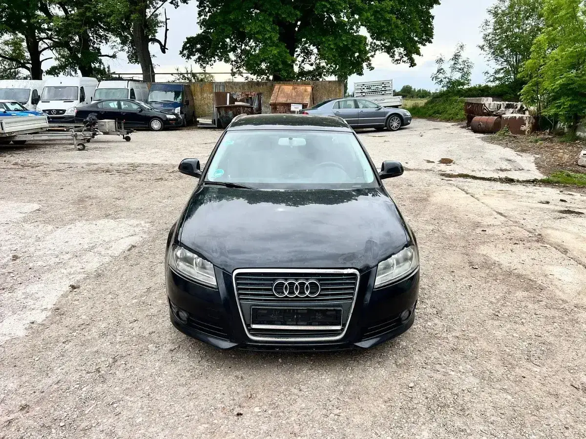 Schwarzer Audi A3, Baujahr 2008, steht auf einem Schrottplatz.