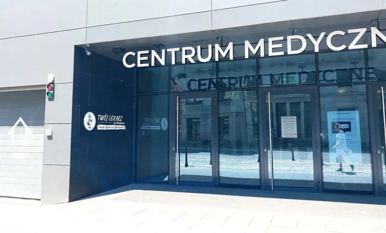 Wejście do Centrum Medycznego z napisem 
